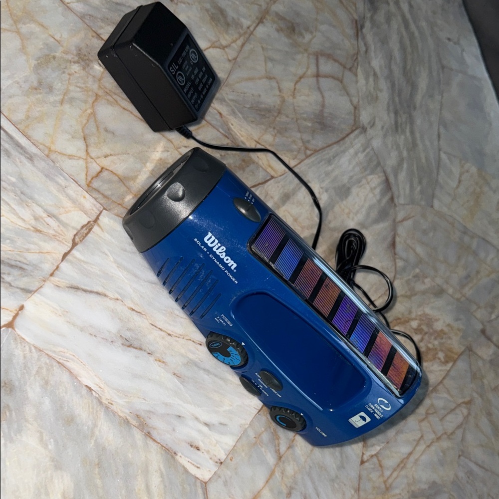 Wilson WFSD75B AM/FM Solar & Dynamo Flashlight Radio.